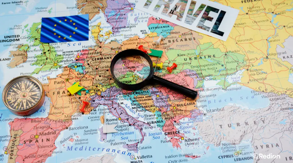 carte du monde avec une loupe, une boussole posées dessus