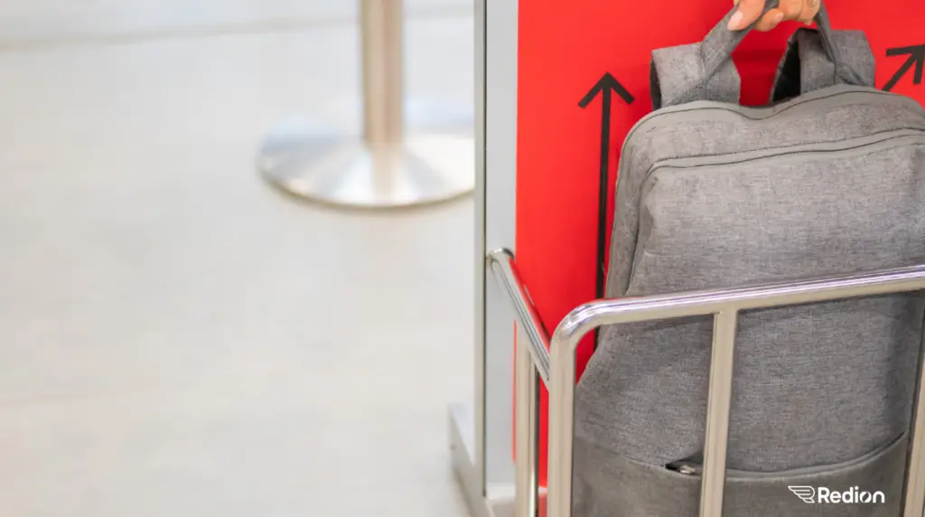vérification du poids d'une valise avant de prendre l'avion.