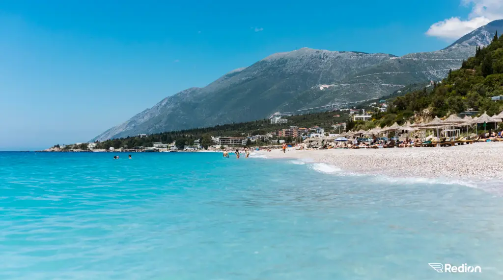 plage aux eaux cristallines en Albanie